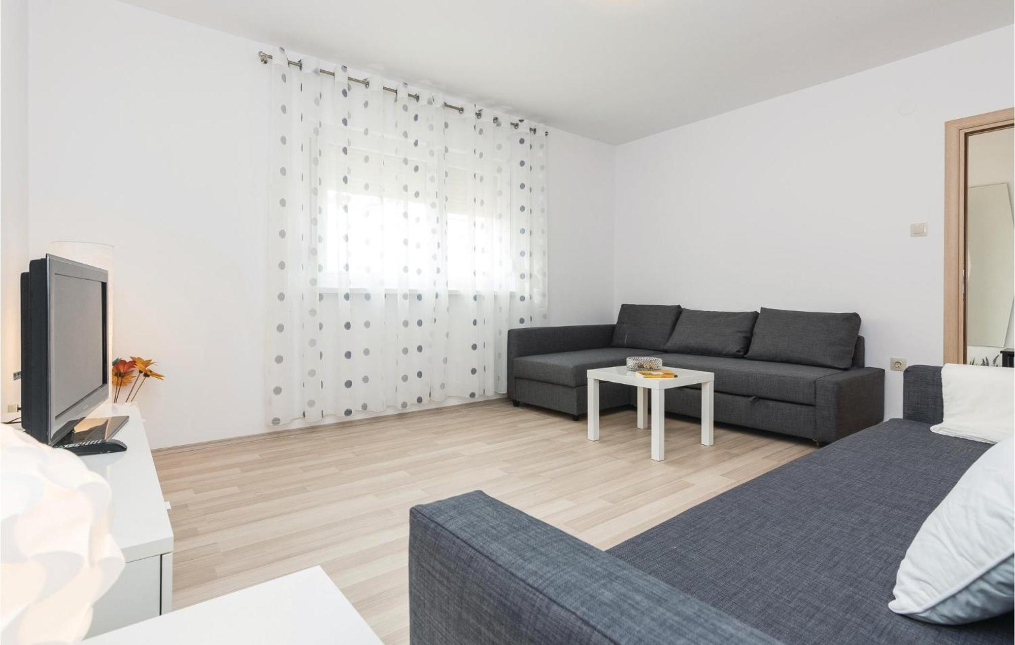 Stunning Home In Zadar With Kitchen *